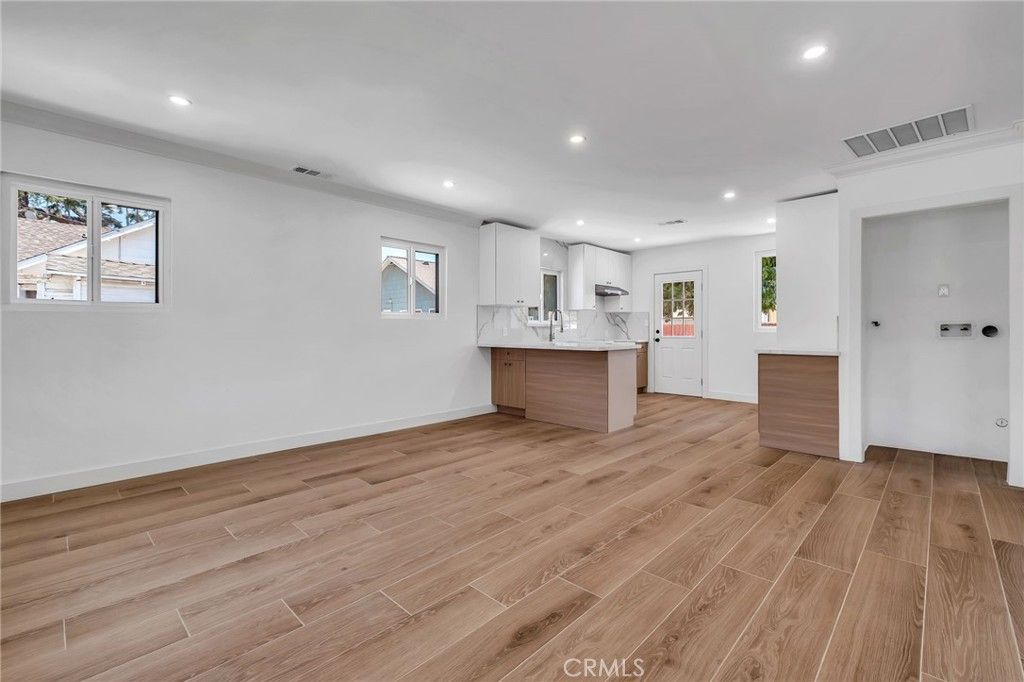 Image 5 of property listing at 3516 Mont Clair Street, Los Angeles, CA 90018