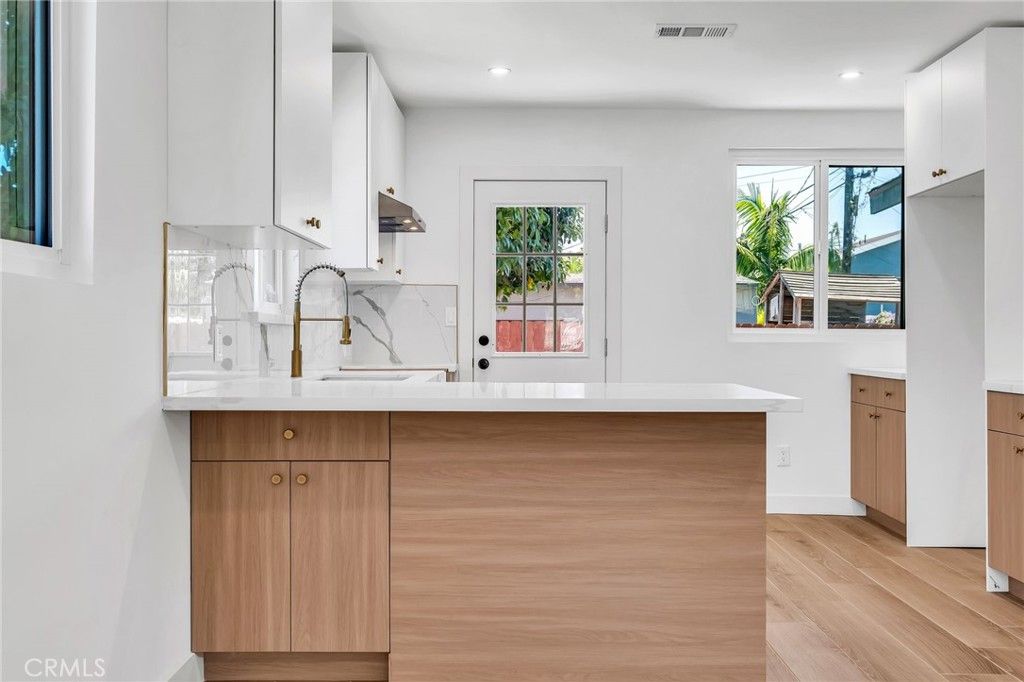 Image 9 of property listing at 3516 Mont Clair Street, Los Angeles, CA 90018