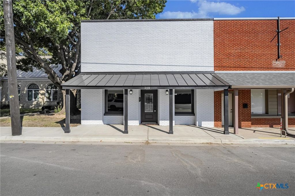 209 E 3rd Street, Lampasas, TX 76550