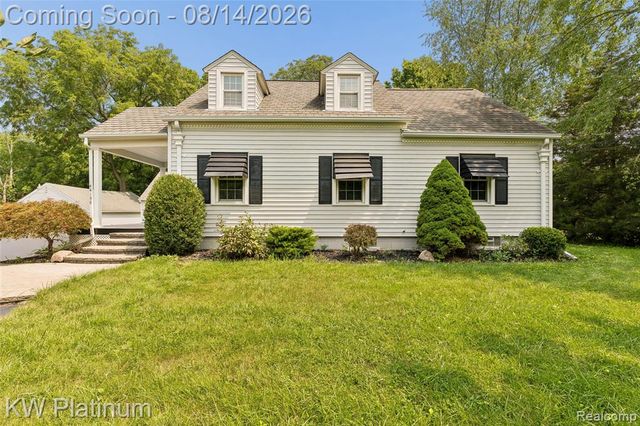 44156 Elizabeth Road, Clinton Township, MI 48036