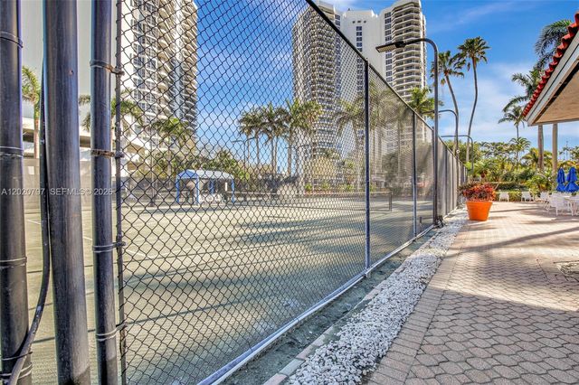 19101 NE 36th Ct 402, Aventura, FL 33180