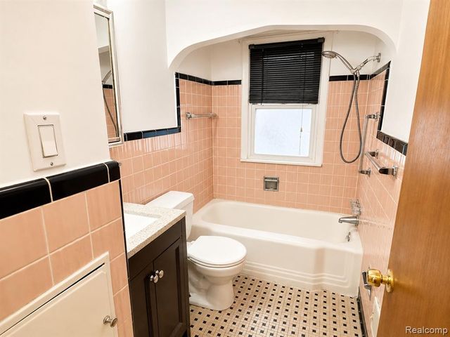 8056 Central, Center Line, MI 48015