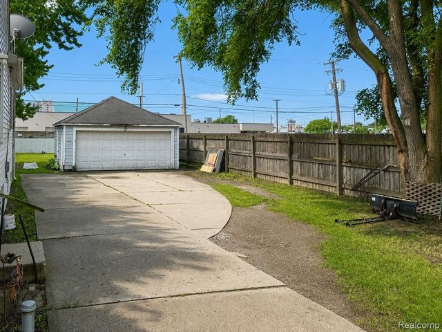 8056 Central, Center Line, MI 48015