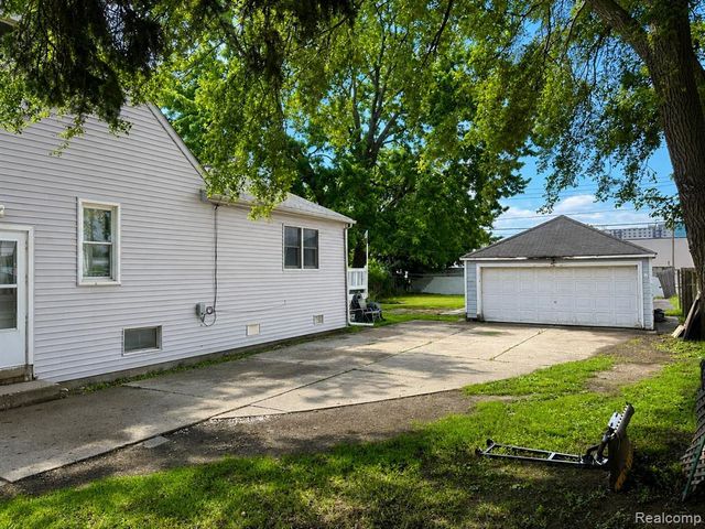 8056 Central, Center Line, MI 48015