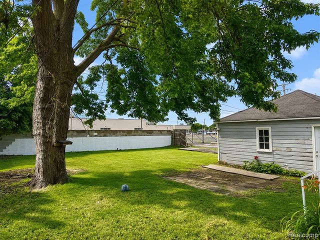 8056 Central, Center Line, MI 48015