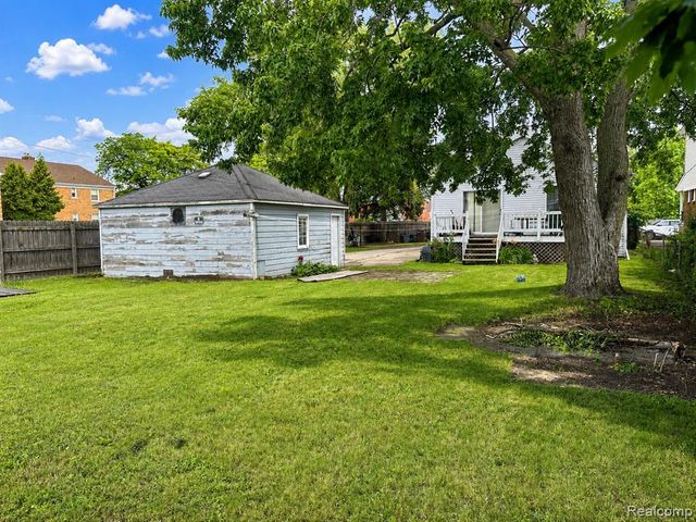 8056 Central, Center Line, MI 48015