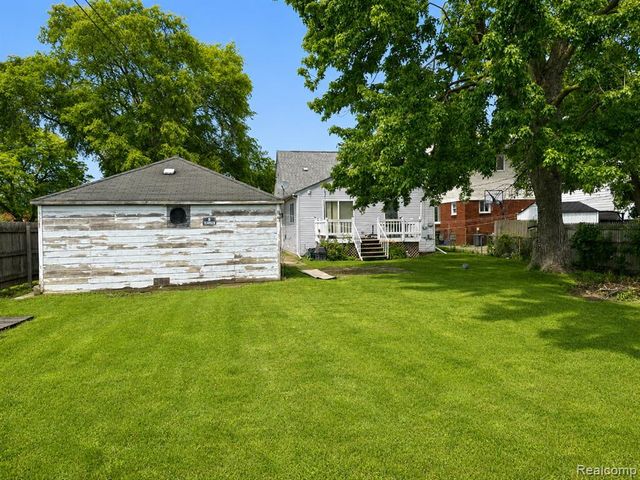 8056 Central, Center Line, MI 48015