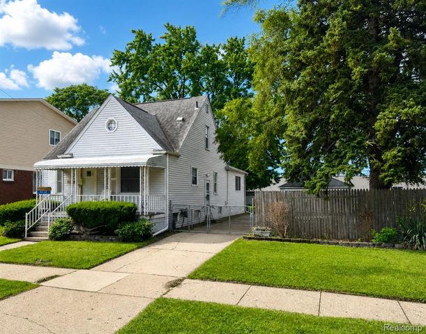 8056 Central, Center Line, MI 48015