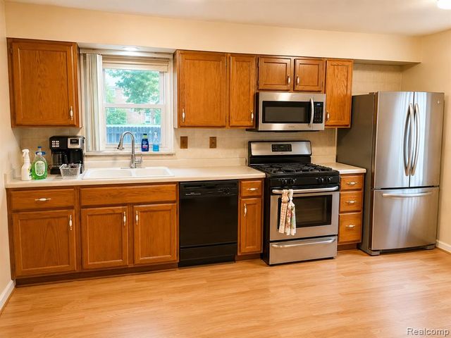 8056 Central, Center Line, MI 48015