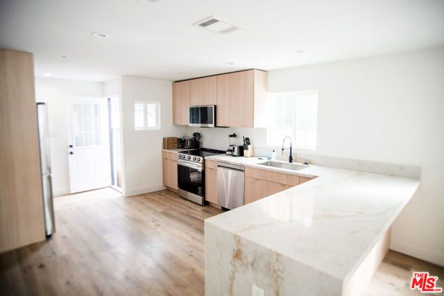 3748 Veteran, Los Angeles, CA 90034