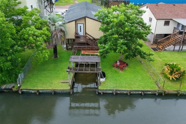 7030 Terrasso Drive, Hitchcock, TX 77563