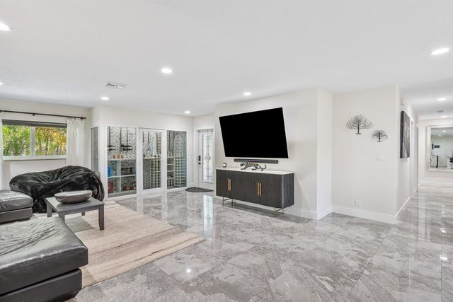 2200 SE 9th Street, Pompano Beach, FL 33062