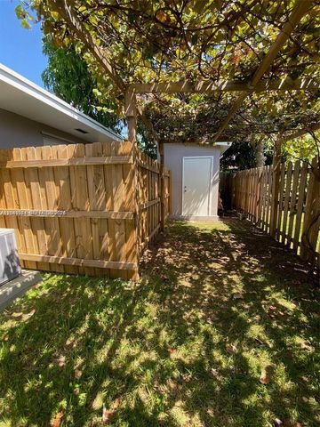 1005 NE 2nd St 1, Hallandale Beach, FL 33009