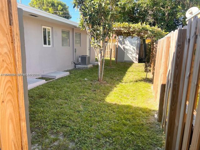 1005 NE 2nd St 1, Hallandale Beach, FL 33009