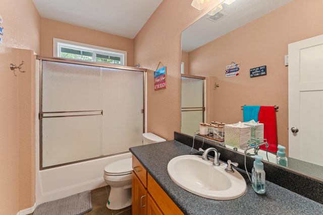 212 NW Canyon View Drive, Grants Pass, OR 97526