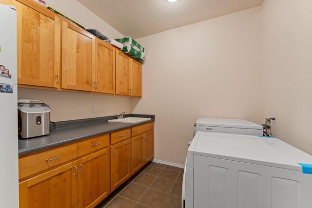 212 NW Canyon View Drive, Grants Pass, OR 97526