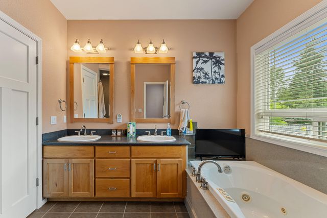 212 NW Canyon View Drive, Grants Pass, OR 97526