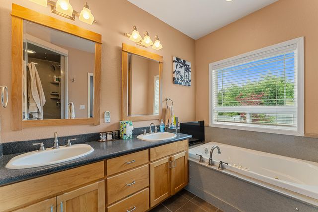 212 NW Canyon View Drive, Grants Pass, OR 97526