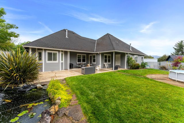 212 NW Canyon View Drive, Grants Pass, OR 97526