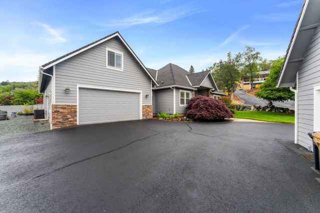 212 NW Canyon View Drive, Grants Pass, OR 97526