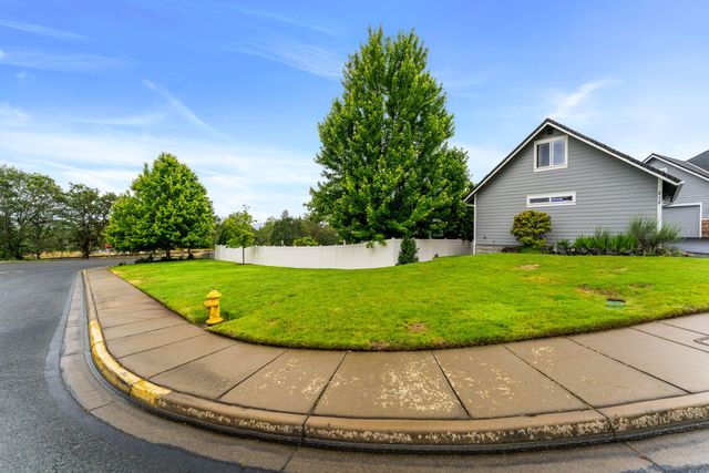 212 NW Canyon View Drive, Grants Pass, OR 97526