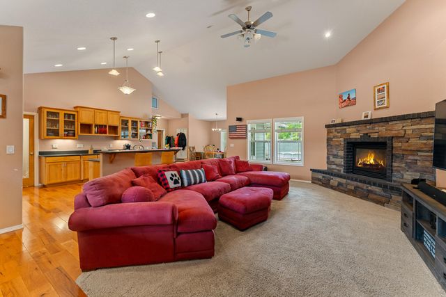 212 NW Canyon View Drive, Grants Pass, OR 97526