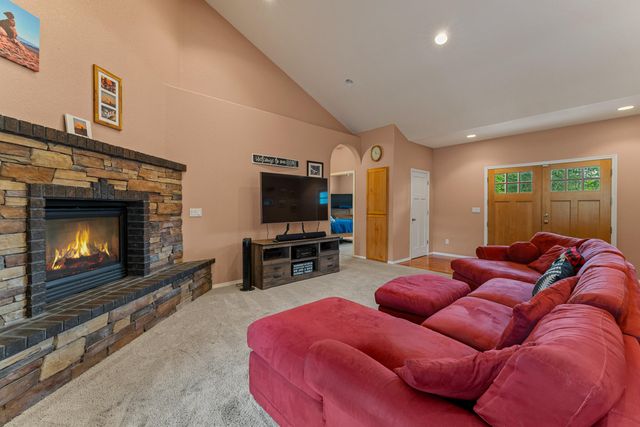 212 NW Canyon View Drive, Grants Pass, OR 97526