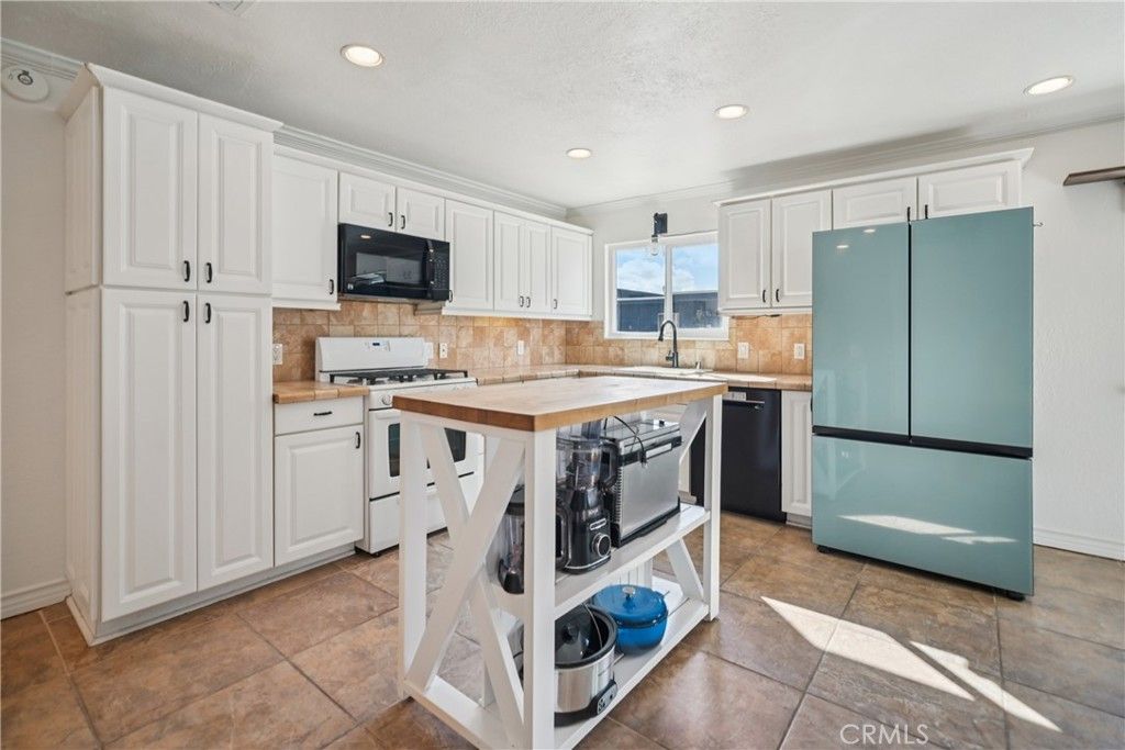 Image 10 of property listing at 19545 Sherman Way, Reseda, CA 91335