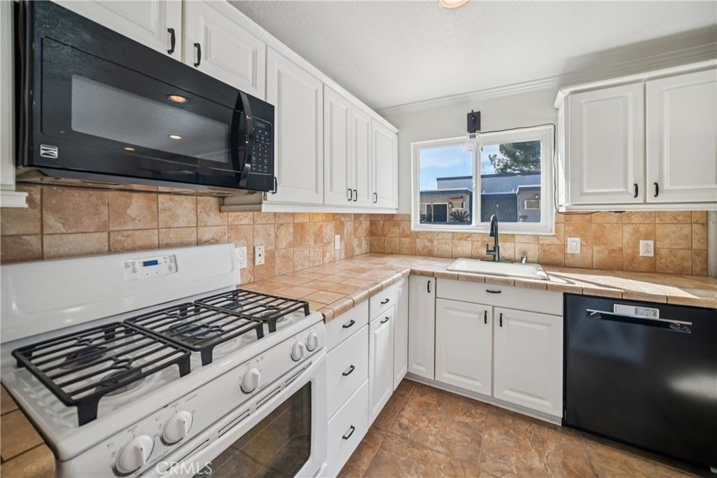 Image 11 of property listing at 19545 Sherman Way, Reseda, CA 91335