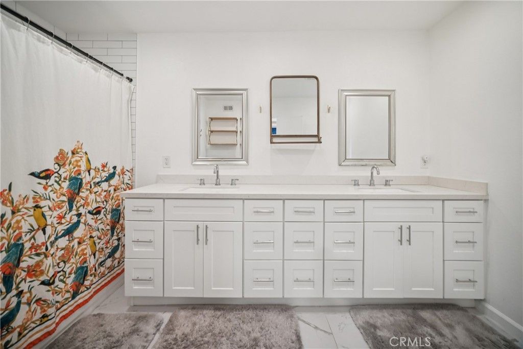 Image 18 of property listing at 19545 Sherman Way, Reseda, CA 91335