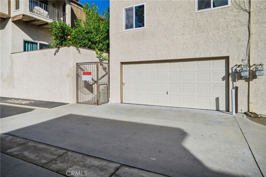Image 26 of property listing at 19545 Sherman Way, Reseda, CA 91335