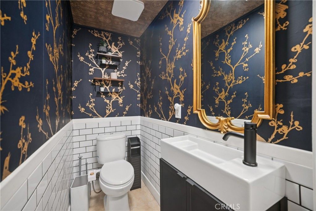 Image 7 of property listing at 19545 Sherman Way, Reseda, CA 91335