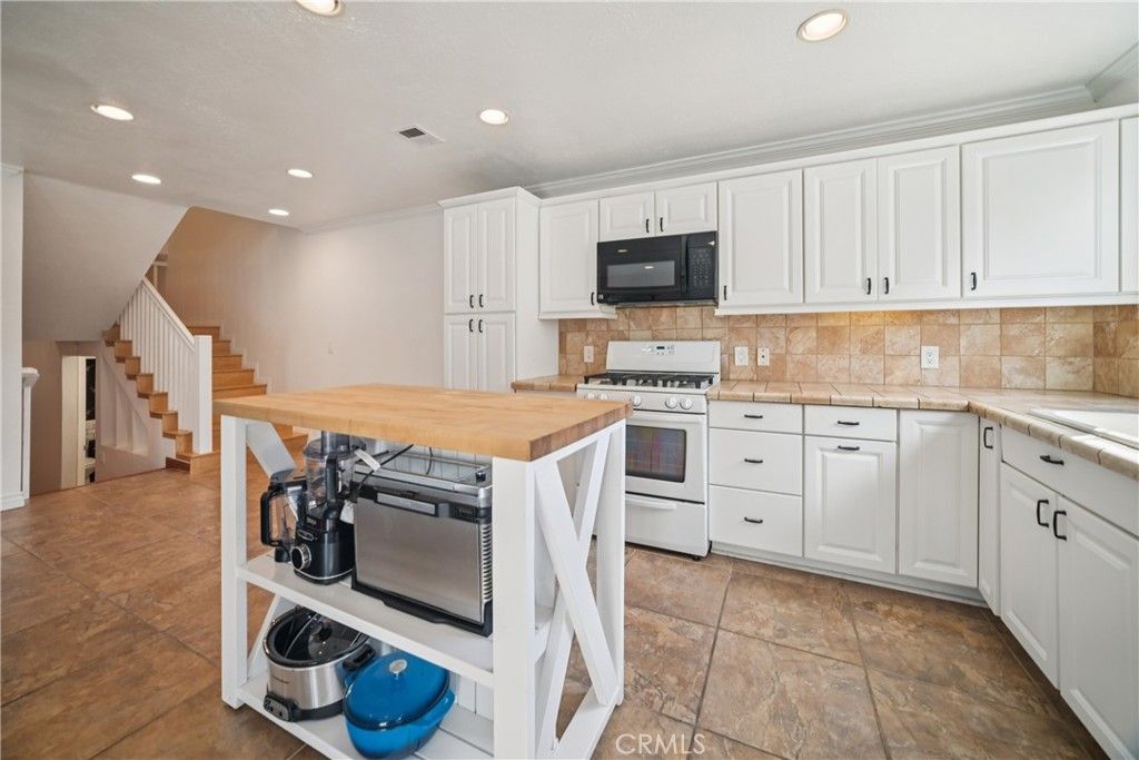 Image 9 of property listing at 19545 Sherman Way, Reseda, CA 91335