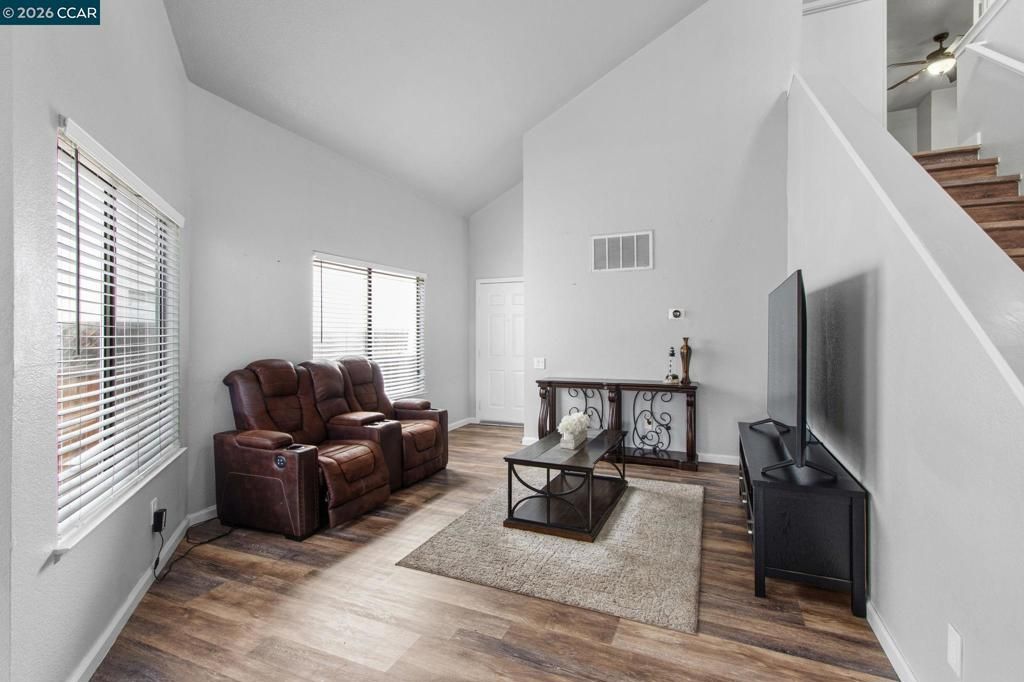 Image 4 of property listing at 975 975 Doeskin Ter, Brentwood, CA 94513