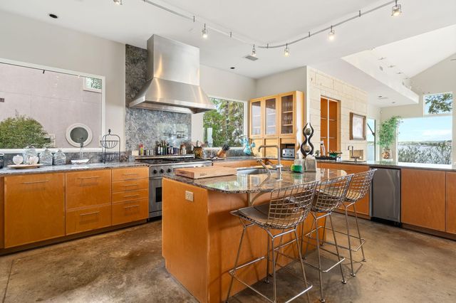 59 Lake Estates Drive, Montgomery, TX 77356