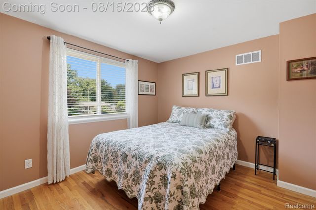 18656 Gill Road, Livonia, MI 48152