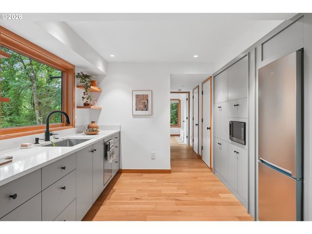 910 Sw CANNING St, Portland, OR 97201