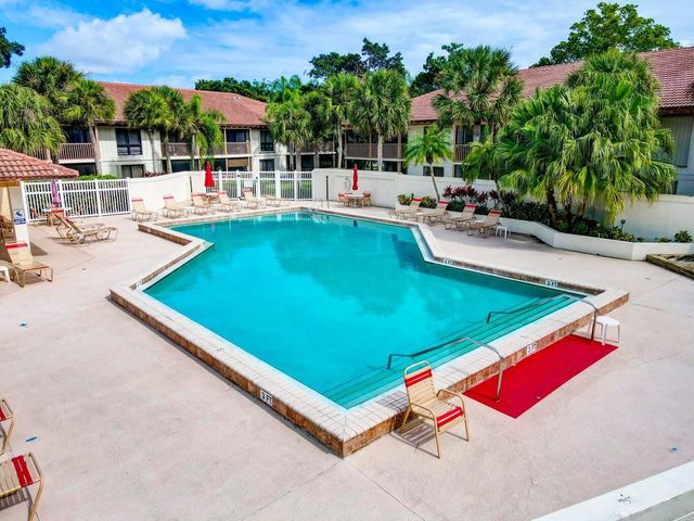 130 Brackenwood Road, Palm Beach Gardens, FL 33418