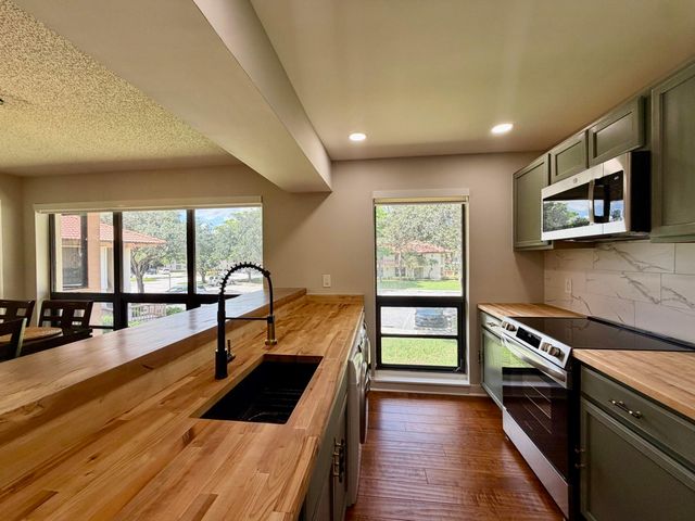 130 Brackenwood Road, Palm Beach Gardens, FL 33418