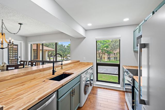 130 Brackenwood Road, Palm Beach Gardens, FL 33418