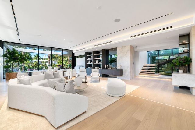 1745 W 24th St, Miami Beach, FL 33140