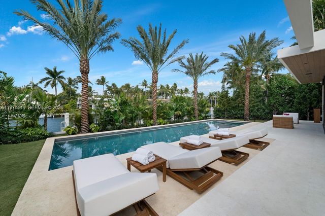 1745 W 24th St, Miami Beach, FL 33140