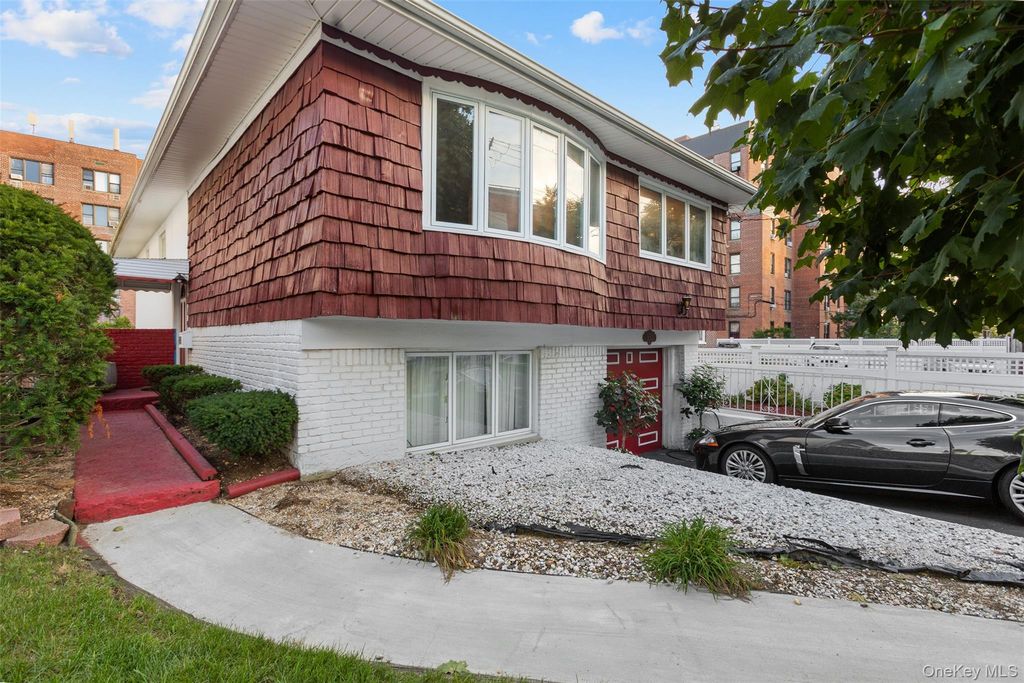 552 Briar Place, Far Rockaway, NY 11691 — photo 2