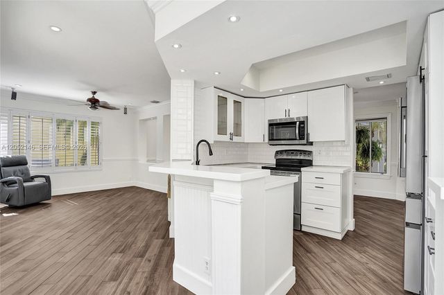 10073 NW 5th Street, Plantation, FL 33324