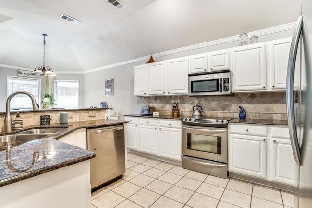 615 Delores Drive, Grand Prairie, TX 75052