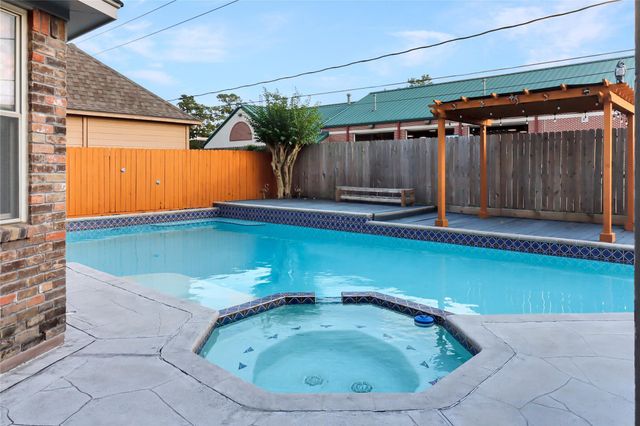 12511 Oakcroft Drive, Houston, TX 77070