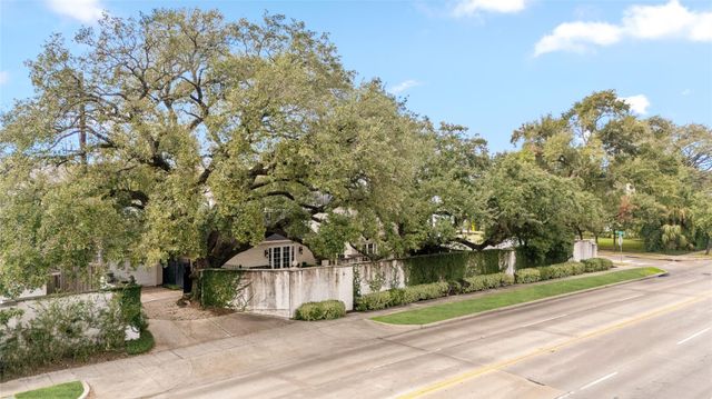 2105 Del Monte Drive, Houston, TX 77019