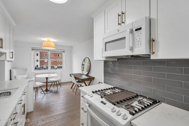 28 Riverside Avenue 6M, Red Bank, NJ 07701