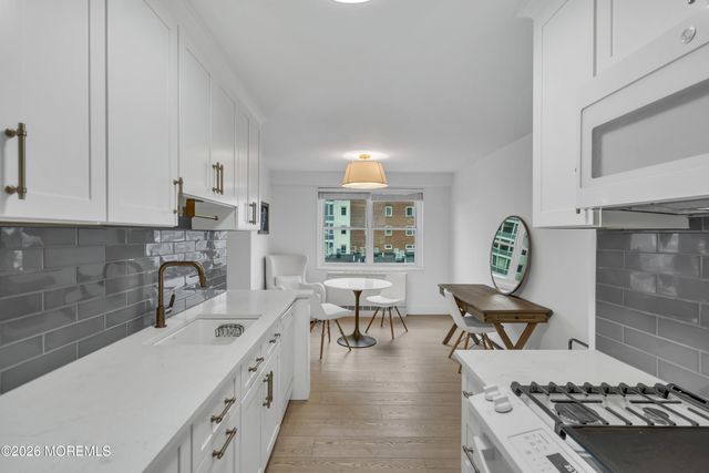 28 Riverside Avenue 6M, Red Bank, NJ 07701
