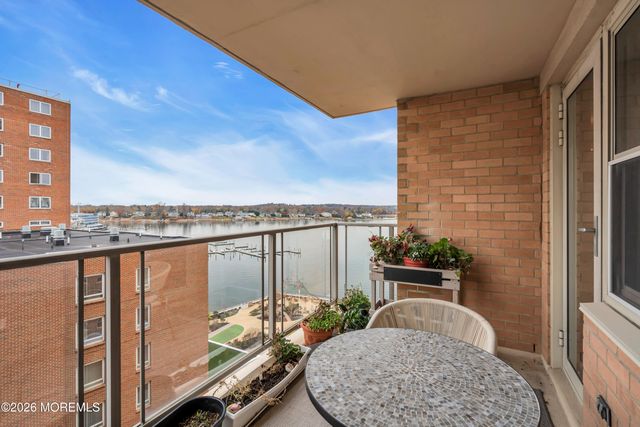 28 Riverside Avenue 6M, Red Bank, NJ 07701